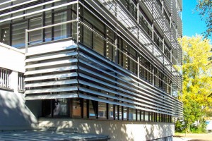 Endter Architektur nach energetischem Sanieren: Bürogebäude aus den 1960er-Jahren, moderne Außenfassade