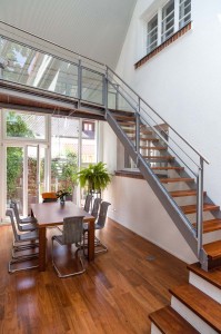 Endter Architektur im Haus- und Wohnungsbau: moderner Hausanbau (Innenraum mit Treppe und Galerie zum Schlaftrackt)
