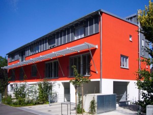 Endter Architektur im Wohnungs- und Hausbau: Mehrfamilienhaus, Straßenfassade mit Tiefgarageneinfahrt