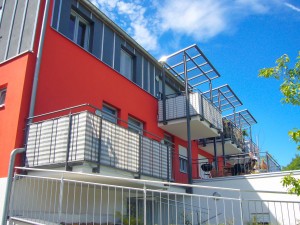 Endter Architektur im Wohnungs- und Hausbau: Mehrfamilienhaus, Nordwestfassade mit Terrassen und Laubengang